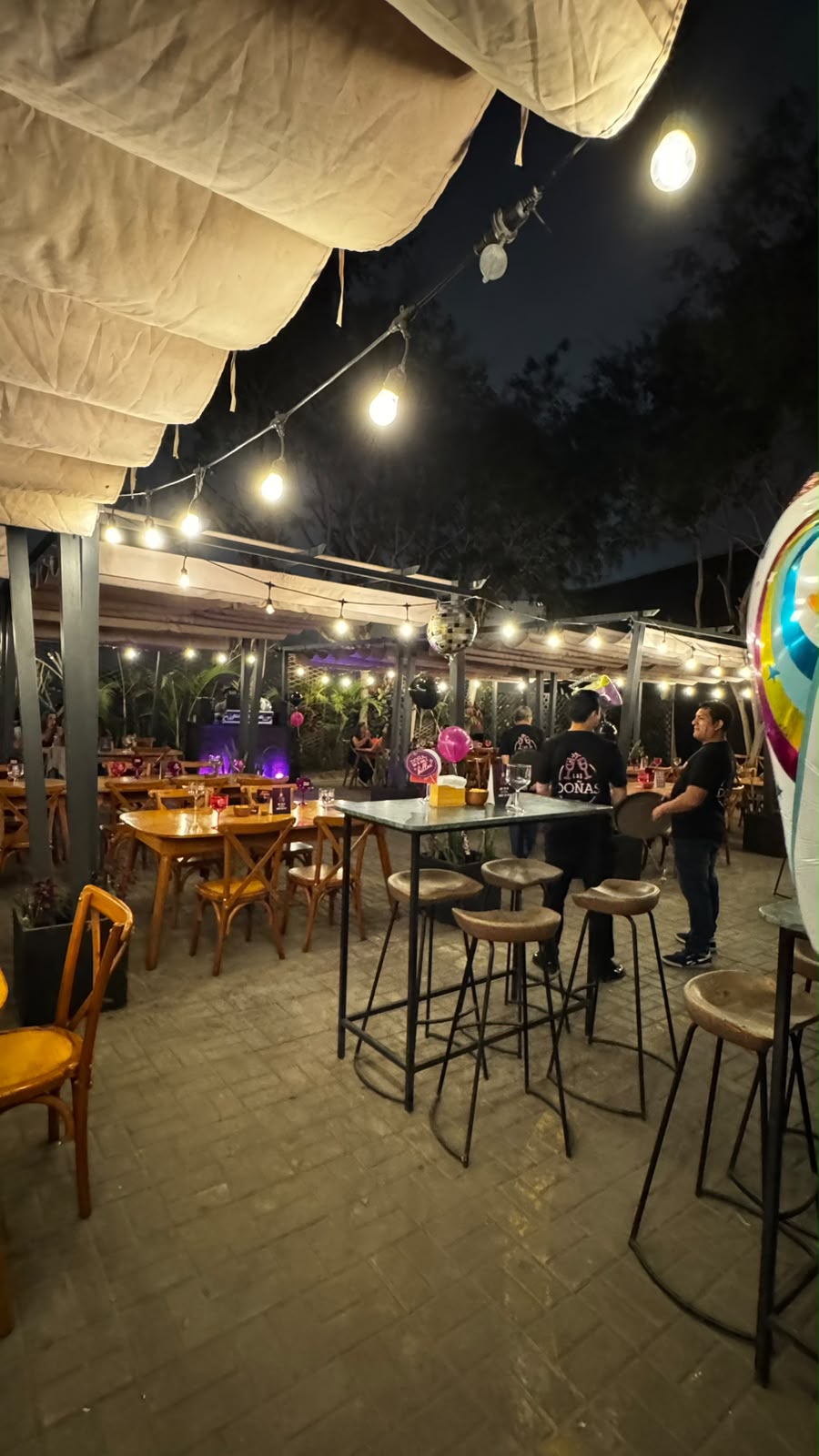 La Estación de Envero de noche