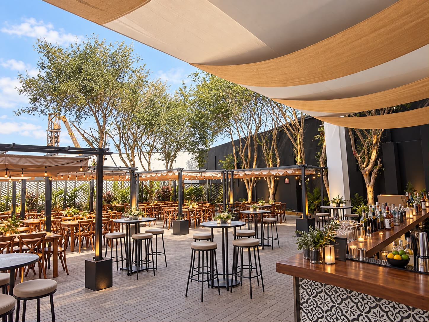 La terraza y la barra de La Estación de Envero
